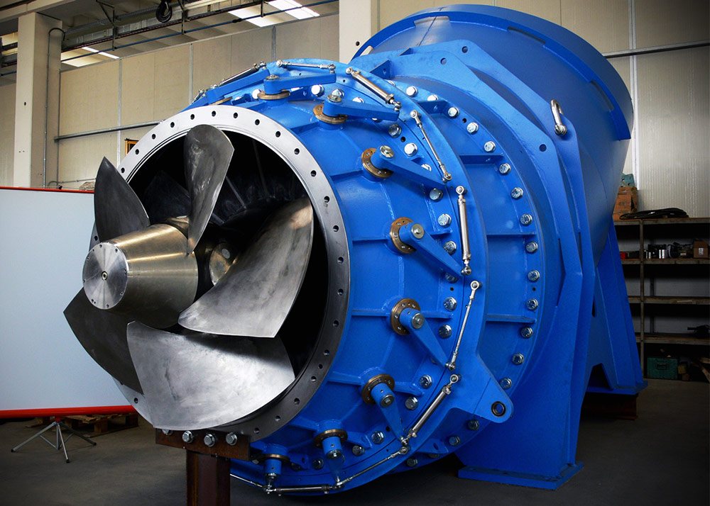 Modelo seccionado de turbina Kaplan mostrando o rotor e o distribuidor