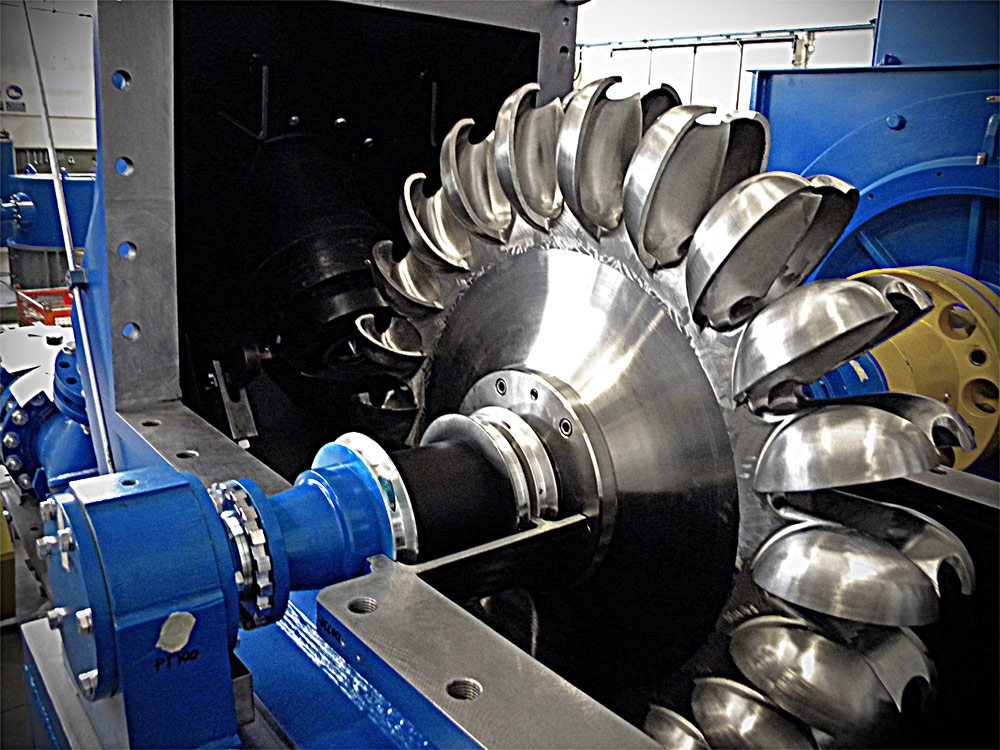 Modelo de turbina Pelton com injetor e conchas visíveis
