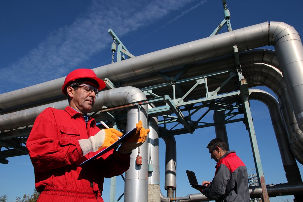 Tubulações industriais interligando equipamentos de planta